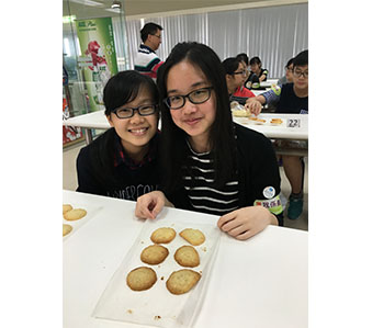 Collaborated with the Hong Kong Federation of Youth Groups to conduct a baking workshop for youth volunteers at the Lam Soon Bakery Academy. The cookies were then distributed to 640 low-income families located in eight different districts in Hong Kong.