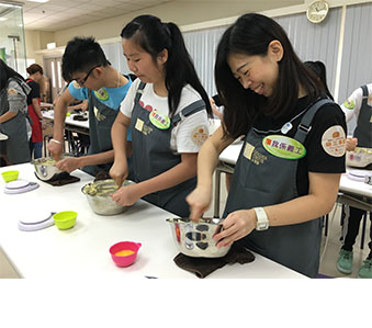 與香港青年協會合作，於南順烹飪學院為青年義工舉辦烘焙工作坊。義工人士接受訓練後，於二零一六年五月底進行烘焙曲奇餅乾並送贈予香港8區共640個低收入家庭。