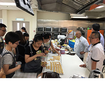 Collaborated with the Hong Kong Federation of Youth Groups conducting baking workshop for youth volunteers at Lam Soon Bakery Academy. Later, the volunteers organised a series of cookie-making classes for 115 underprivileged families located in eight different districts in Hong Kong to share in the joy of baking.