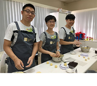 Collaborated with the Hong Kong Federation of Youth Groups conducting baking workshop for youth volunteers at Lam Soon Bakery Academy. Later, the volunteers organised a series of cookie-making classes for 115 underprivileged families located in eight different districts in Hong Kong to share in the joy of baking.