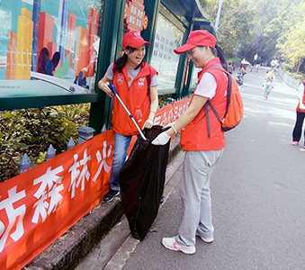 Lam Soon Volunteer Team joined in to help clean up Nanshan Park, Shenzhen.