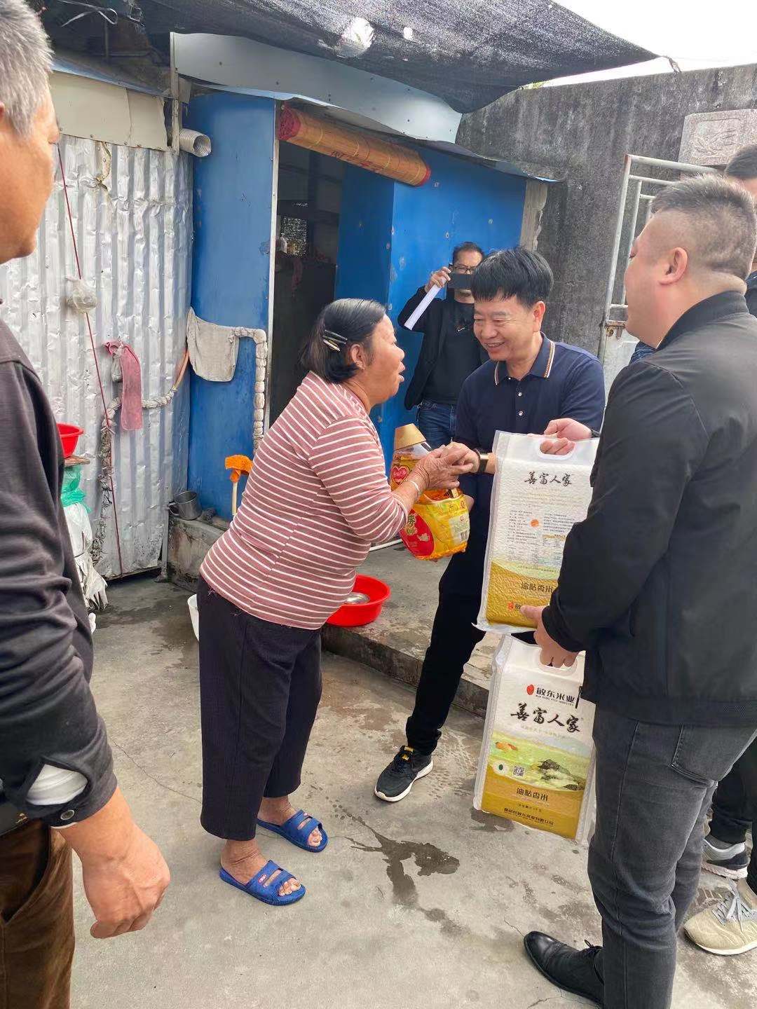 深圳南顺油脂有限公司与我们的业务伙伴合作参与志愿服务，并向弱势群体以及受火灾事故影响的人士捐赠食油的产品。